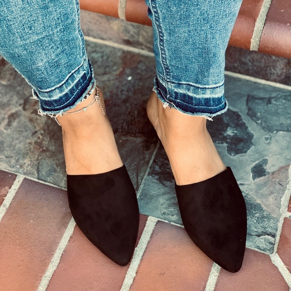 NEW---LADIES BLACK POINTED TOE SLIP ON FLAT MULES - Picture 4 of 5